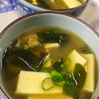 高野豆腐と糠漬け椎茸ワカメの味噌汁